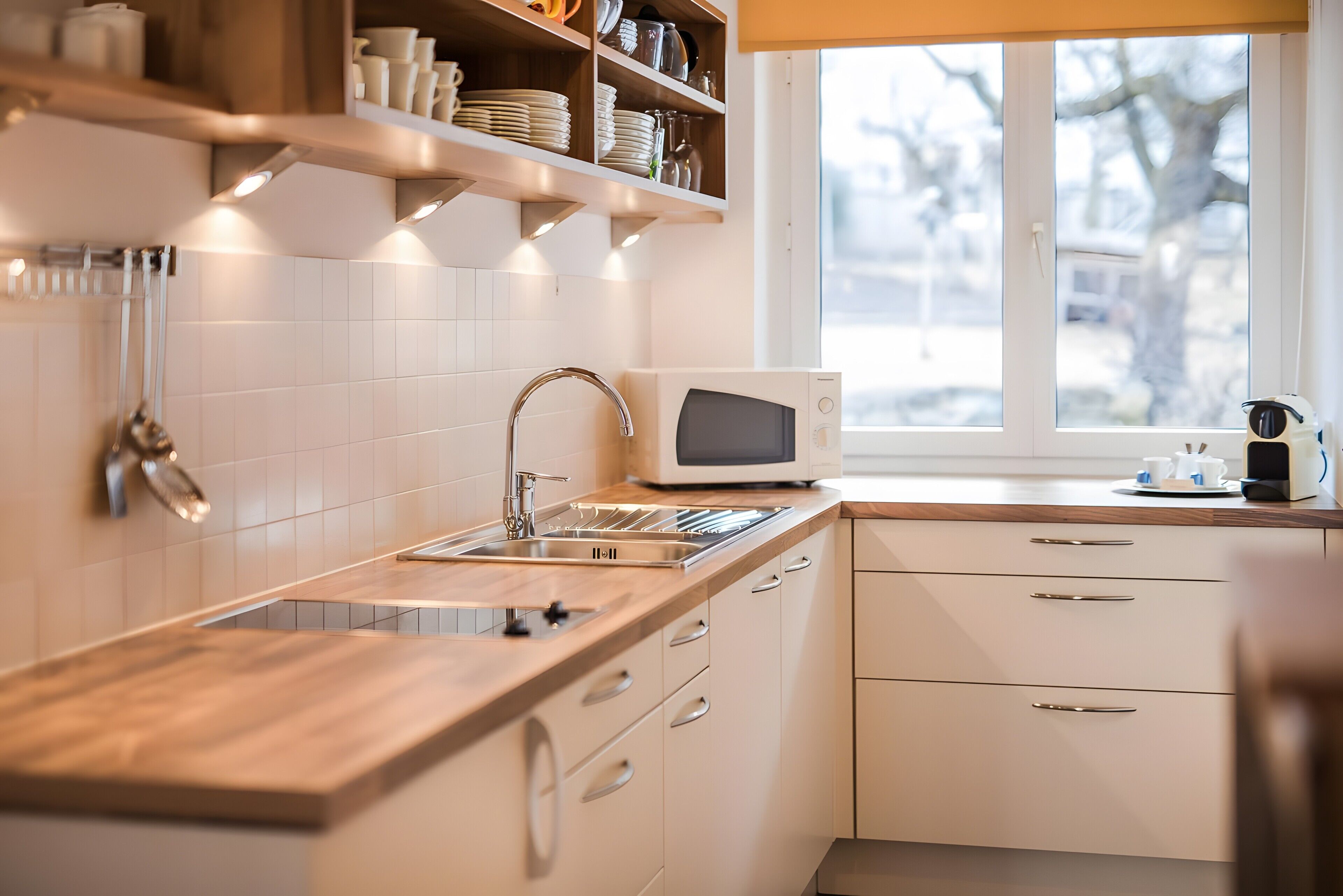 Jääkaappi, mikroaaltouuni, liesi, astianpesukone