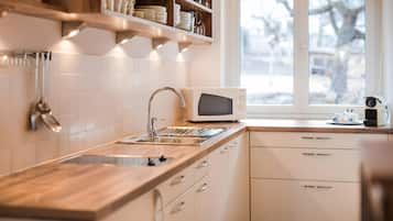 Jääkaappi, mikroaaltouuni, liesi, astianpesukone