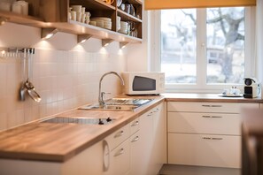 Réfrigérateur, micro-ondes, plaque de cuisson, lave-vaisselle