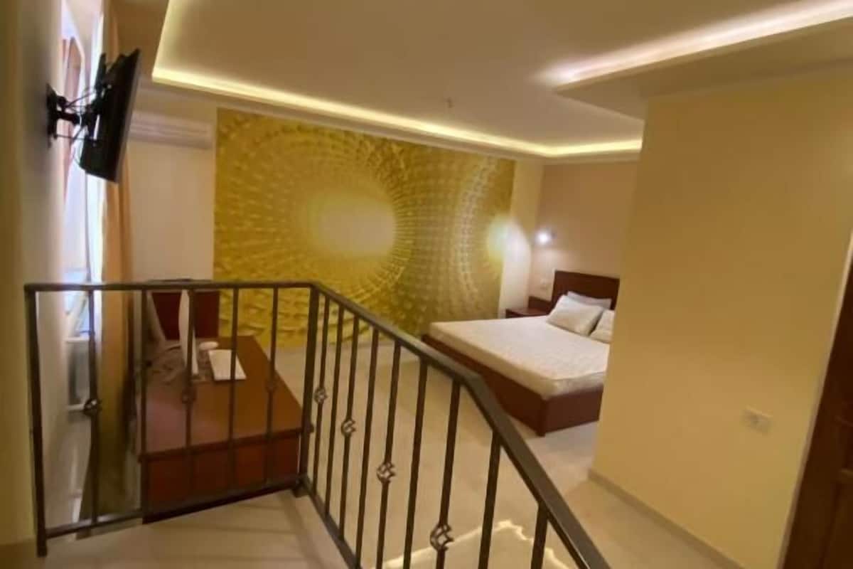 Camera Luxury | Una scrivania, postazione laptop, ferro/asse da stiro, Wi-Fi gratuito