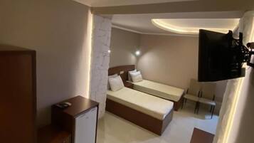 Comfort Double or Twin Room, Lanai, Courtyard View | Desk, laptop workspace, iron/ironing board, free WiFi