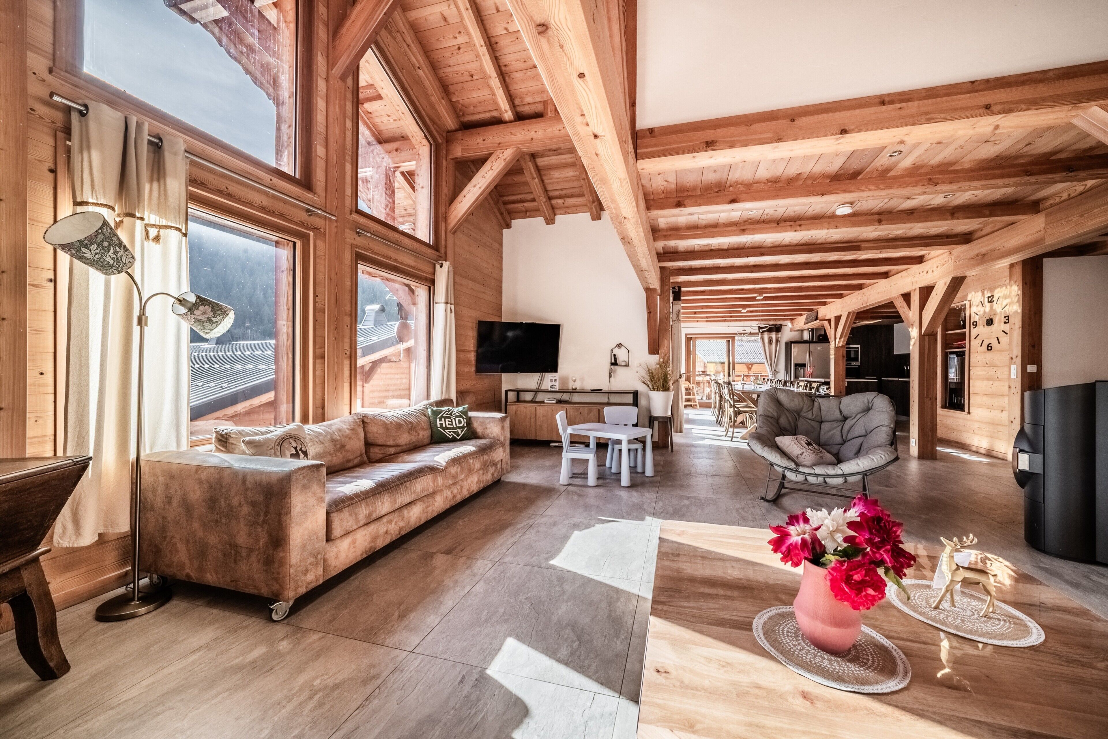 TV, lareira, DVD player, mesa de pingue-pongue