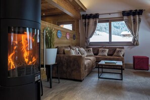 TV, caminetto, lettore DVD, tavolo da ping pong