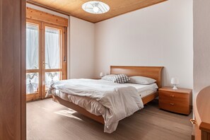 2 bedrooms, iron/ironing board, free WiFi, bed sheets - Apartment 'Appartamento Maurizio' with Mountain View, Private Garden and Wi-Fi (Spormaggiore)