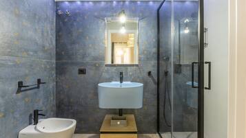 Een douche, een haardroger, handdoeken