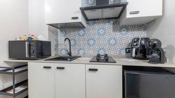 Réfrigérateur, micro-ondes, four, plaque de cuisson