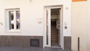 A building entrance with a door, a window, and a staircase leading inside. - Holiday Home "La Dimora della Luna" with Sea View, Terrace and Wi-Fi (Pozzallo)