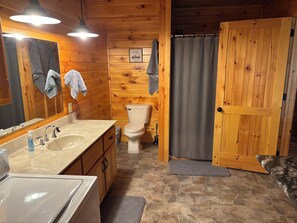 Hair dryer, towels, soap, shampoo - Charming Cozy Cabin with breathtaking views in the heart of Hocking Hills (Rockbridge)