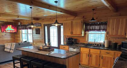 Charming Cozy Cabin with breathtaking views in the heart of Hocking Hills