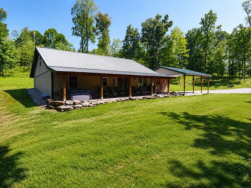 Charming Cozy Cabin with breathtaking views in the heart of Hocking Hills