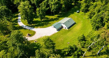 Charming Cozy Cabin with breathtaking views in the heart of Hocking Hills