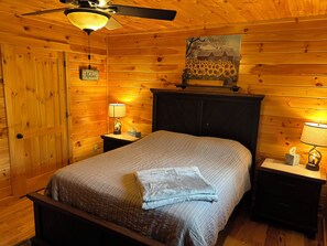2 bedrooms, iron/ironing board, free WiFi, bed sheets - Charming Cozy Cabin with breathtaking views in the heart of Hocking Hills (Rockbridge)