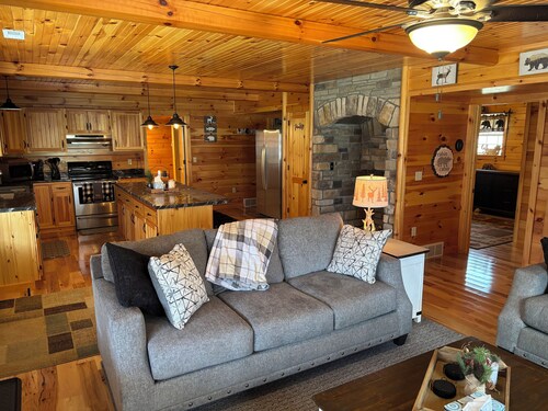 Charming Cozy Cabin with breathtaking views in the heart of Hocking Hills
