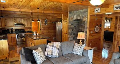 Charming Cozy Cabin with breathtaking views in the heart of Hocking Hills