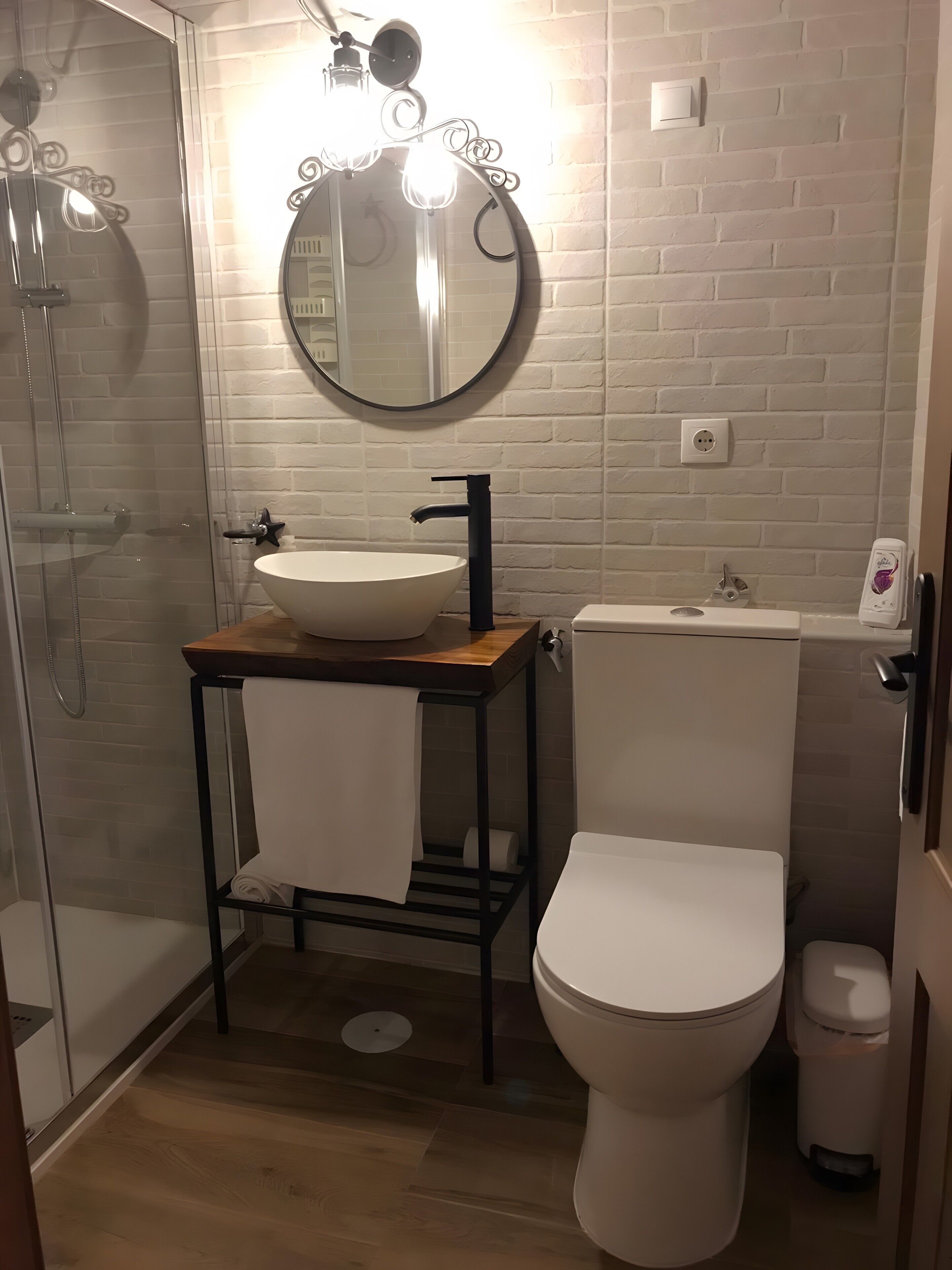 Een douche, een haardroger, handdoeken