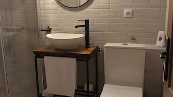 Een douche, een haardroger, handdoeken