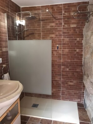 Regadera, secadora de cabello, toallas 