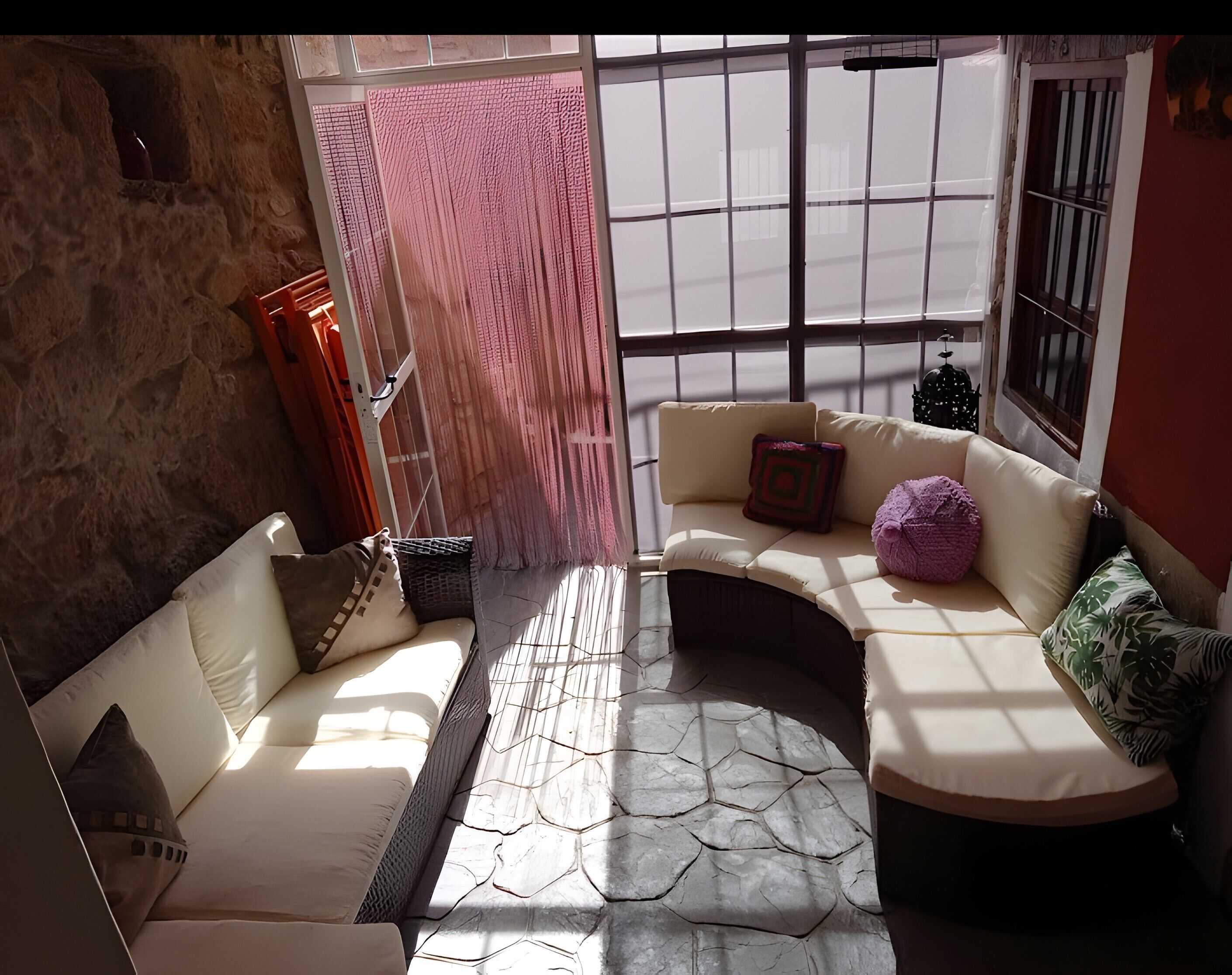 Télévision, cheminée, lecteur de DVD, chaîne hi-fi