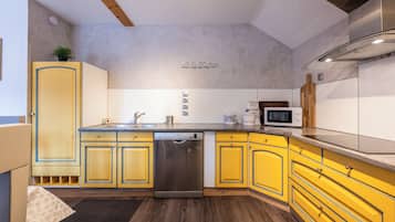 Een koelkast, een microgolfoven, een oven, een kookplaat