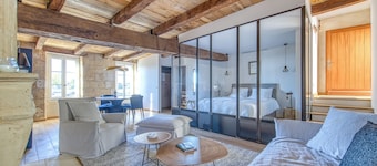 Studio Apartment 'L'escale Bigaroux' with Wi-Fi and Air Conditioning