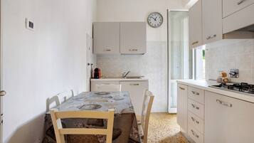 Kühlschrank, Herdplatte, Kochgeschirr/Geschirr/Besteck, Gewürze