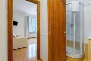 Shower, hair dryer, towels - Room 'Camera Gialla' with Balcony, Wi-Fi and Air Conditioning (Riomaggiore)