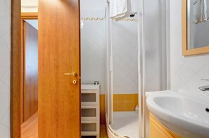 Dusch, hårtork och handdukar