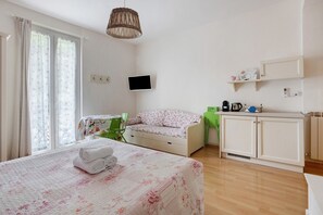 1 bedroom, free WiFi, bed sheets - Room 'Camera Rosa' with Balcony, Wi-Fi and Air Conditioning (Riomaggiore)