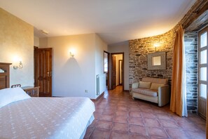 5 bedrooms, iron/ironing board, free WiFi, bed sheets - Country House 'Os Vilares L' with Shared Pool, Private Garden and Wi-Fi (Santiago de Compostela)
