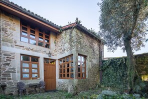 Exterior - Country House 'Os Vilares L' with Shared Pool, Private Garden and Wi-Fi (Santiago de Compostela)