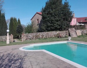 Pool - Country House 'Os Vilares L' with Shared Pool, Private Garden and Wi-Fi (Santiago de Compostela)