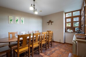 Dining - Country House 'Os Vilares L' with Shared Pool, Private Garden and Wi-Fi (Santiago de Compostela)