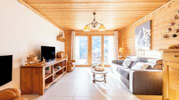 TV, tavolo da ping pong, impianto stereo