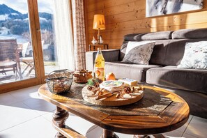 TV, bordtennis og stereoanlegg