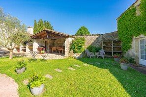 Terrace/patio - Petite house "Gîte Le Chai" with shared pool, Wi-Fi and air conditioning (Saint-Romain-de-Benet)