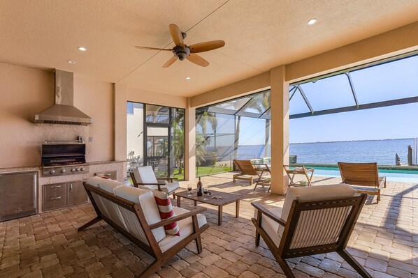 Terrace/patio - Luxury and Elegance! Stunning Riverfront view, Heated Pool - Bayview - Roelens (Cape Coral)