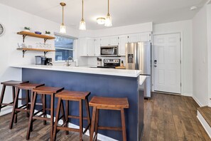 Jääkaappi, mikroaaltouuni, uuni, liesi