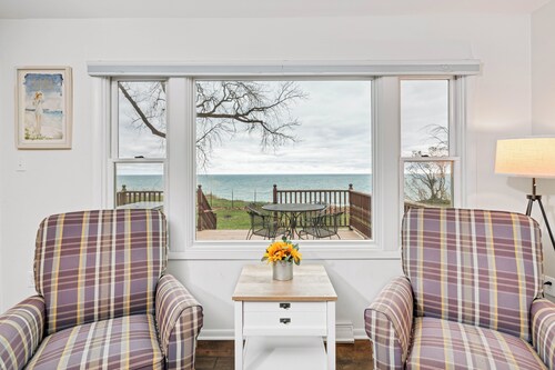 3 Bedroom Lakefront Retreat w/Amazing Water Views!