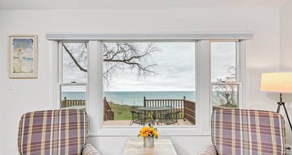 3 Bedroom Lakefront Retreat w/Amazing Water Views!