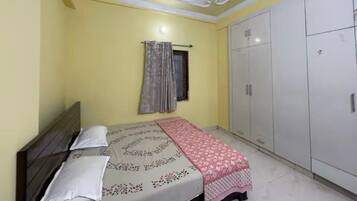 3 chambres, fer et planche à repasser, Wi-Fi, draps fournis