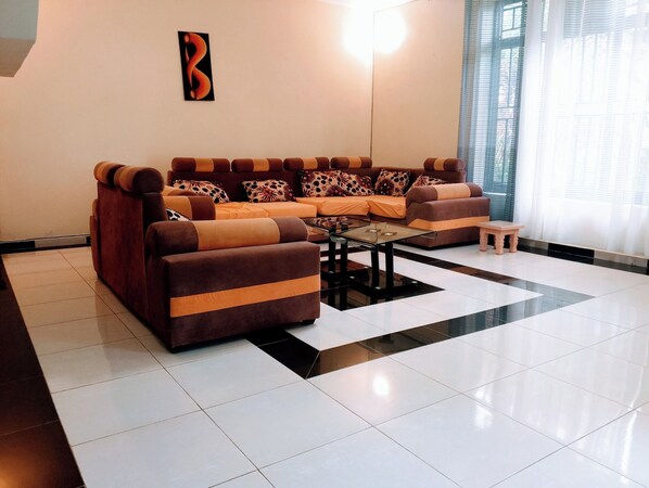 Chambre Deluxe double, balcon, vue sur le jardin | Aire de séjour