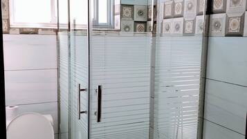 Deluxe Double Room, Balcony, Garden View | Bathroom