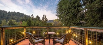 Redwoods getaway w/ decks & fenced yard