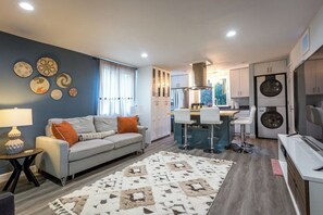 Una televisión, una chimenea