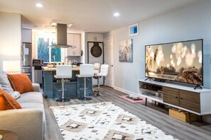 Una televisión, una chimenea