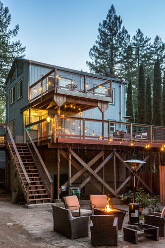 Redwoods getaway w/ decks & fenced yard