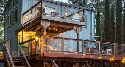 Redwoods getaway w/ decks & fenced yard