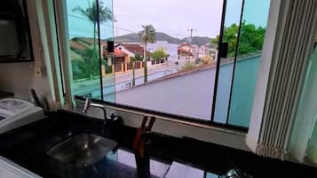 Geladeira, micro-ondas, cooktop, chaleira elétrica
