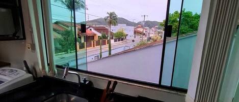 Geladeira, micro-ondas, cooktop, chaleira elétrica