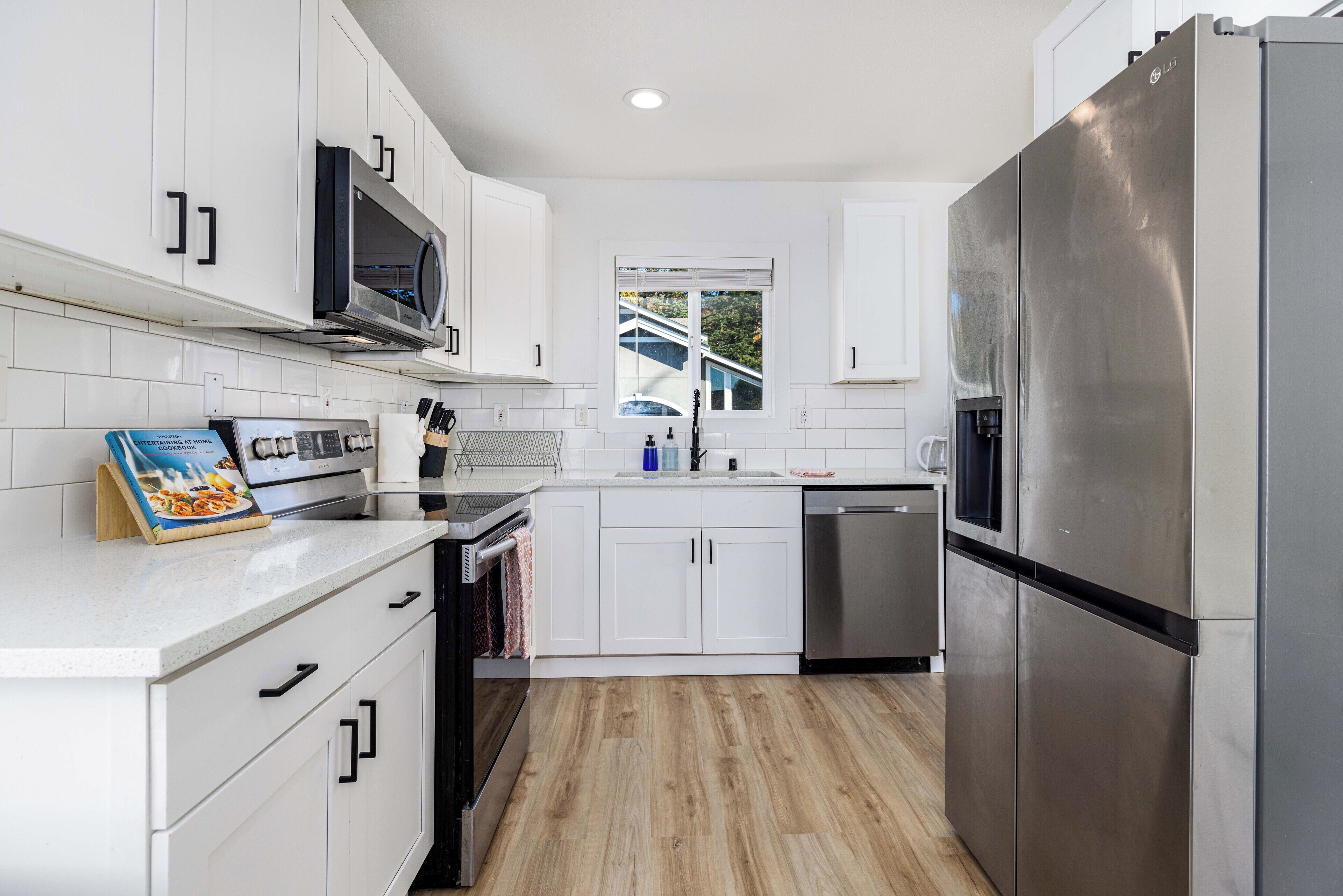 冰箱、微波炉、烤箱、炉灶